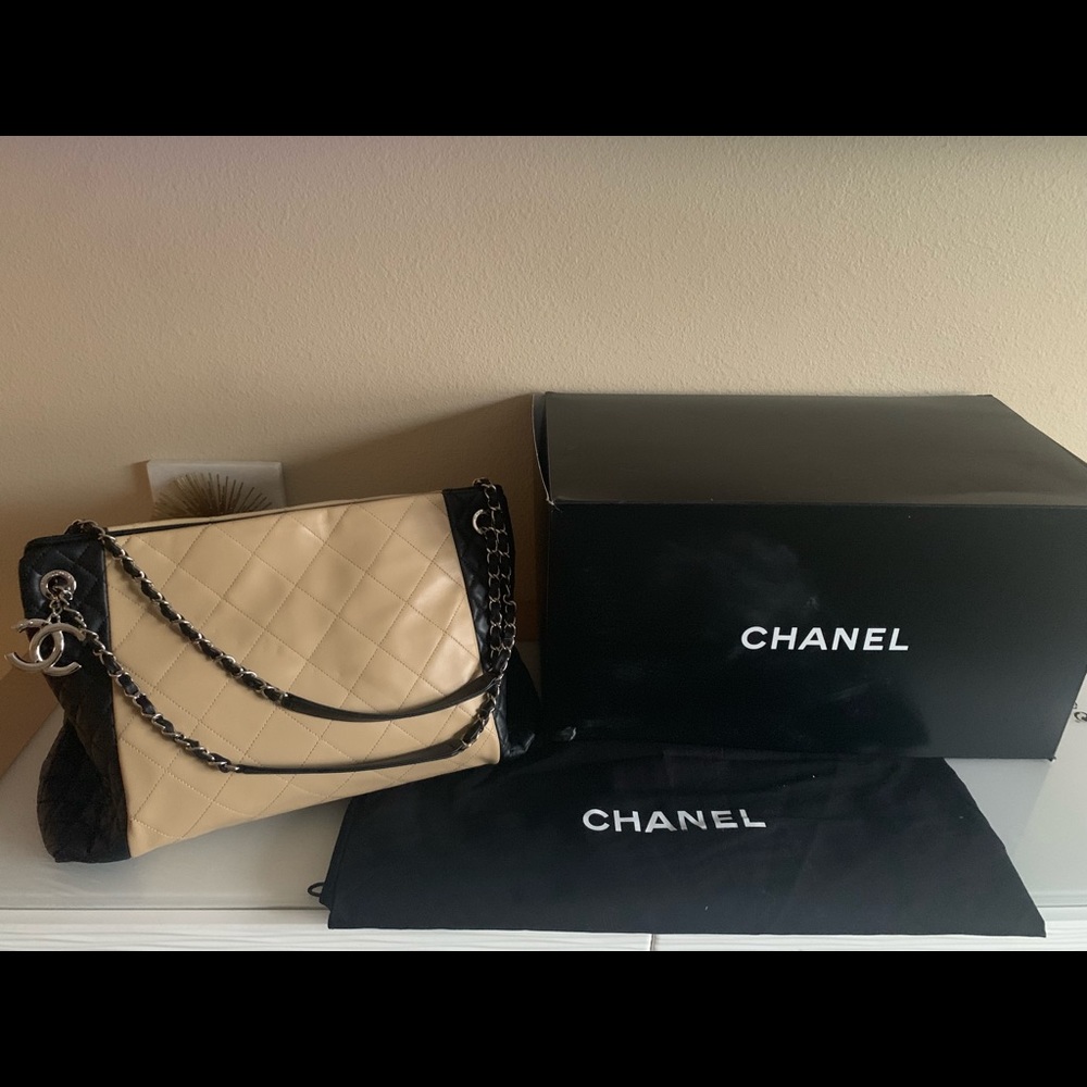 Chanel Handbag - Picture 2 of 8